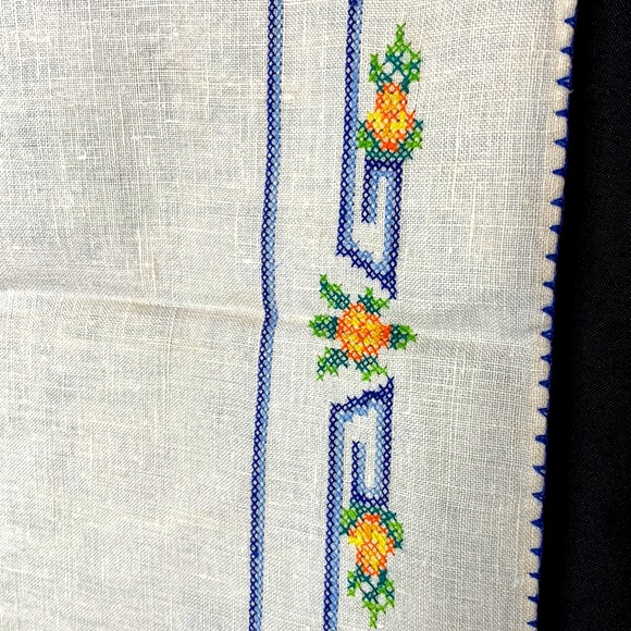 Handmade tablecloth cross stitch on linen 31.5 x 31.5 square - Picture 4 of 13